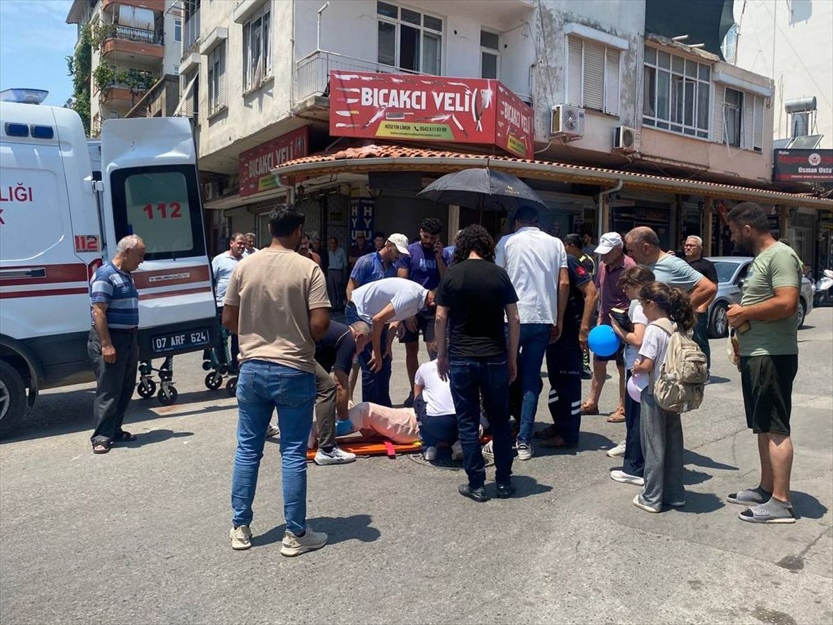 Serik'te motosikletlerin çarpışması sonucu 1 kişi yaralandı