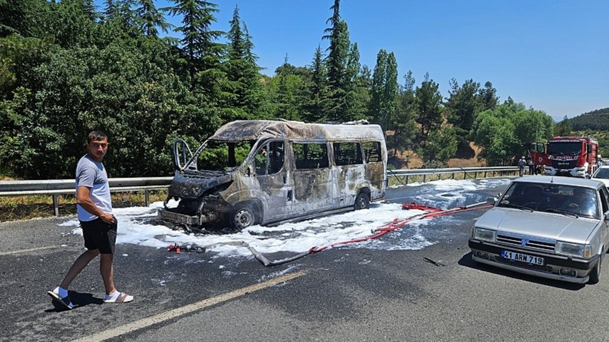 Balıkesir'de faciadan dönüldü: Seyir halindeki işçi servisi alev aldı