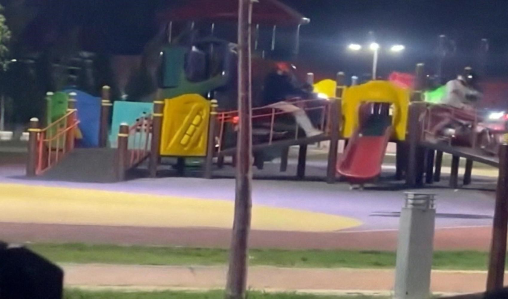 Çocuk parkında motosiklet süren kuryelere ceza