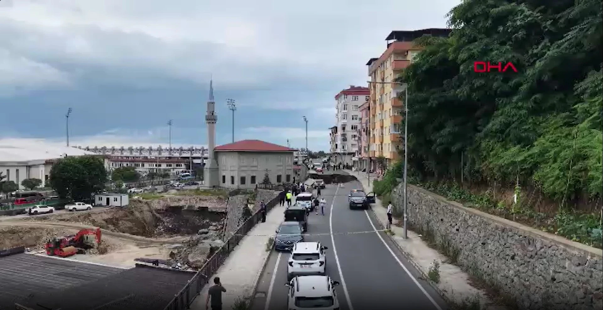 Rize'de yurt inşaatının kazısında istinat duvarı ve yol çöktü: 3 bina tahliye edildi