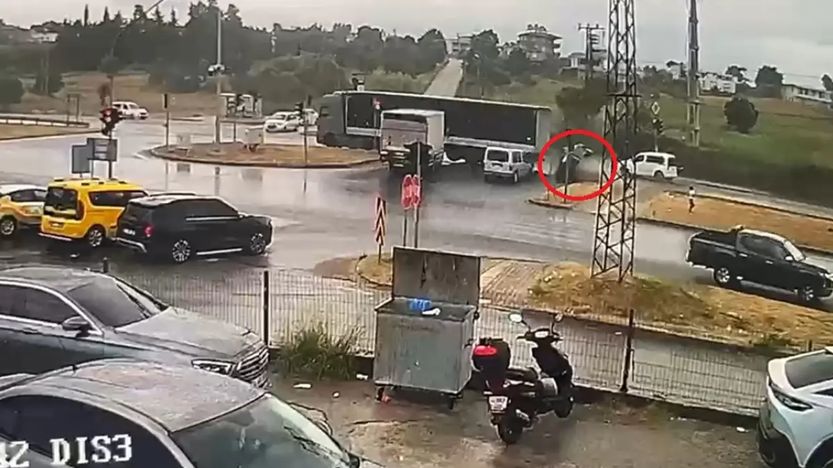 Tır otomobili sürükleyip takla attırdı! 3 kişinin yaralandığı kaza kamerada