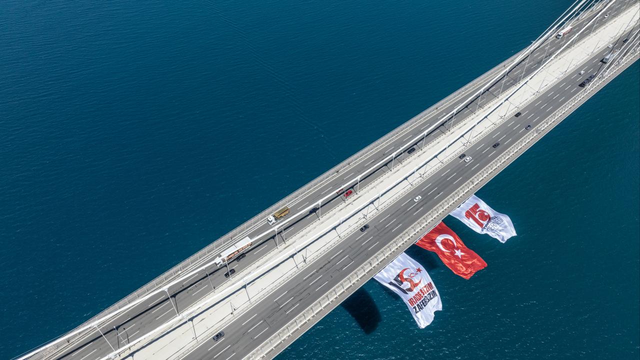 Boğaz'daki köprülere 15 Temmuz dolayısıyla Türk bayrağı asıldı