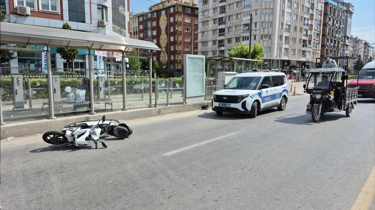 Kırmızıda geçen motosiklet 80 yaşındaki yayayı devirdi