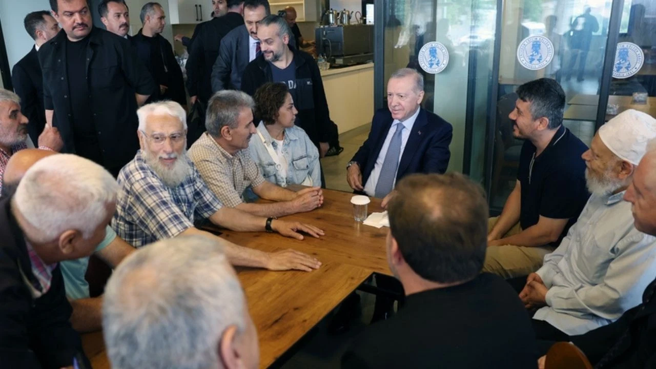 Cumhurbaşkanı Erdoğan vatandaşlarla sohbet etti: Renkli anlar kameraya yansıdı