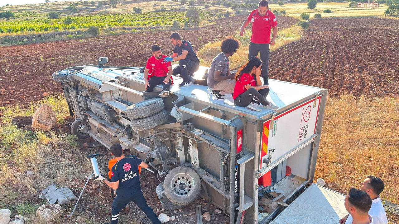 Mardin’de Kızılay’ın aracı devrildi: 1’i doktor 4 yaralı