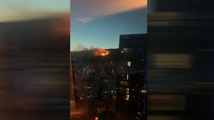 İzmir Karşıyaka'da yangın! Alevler rüzgarın etkisiyle kontrolden çıktı... Ekipler seferber oldu
