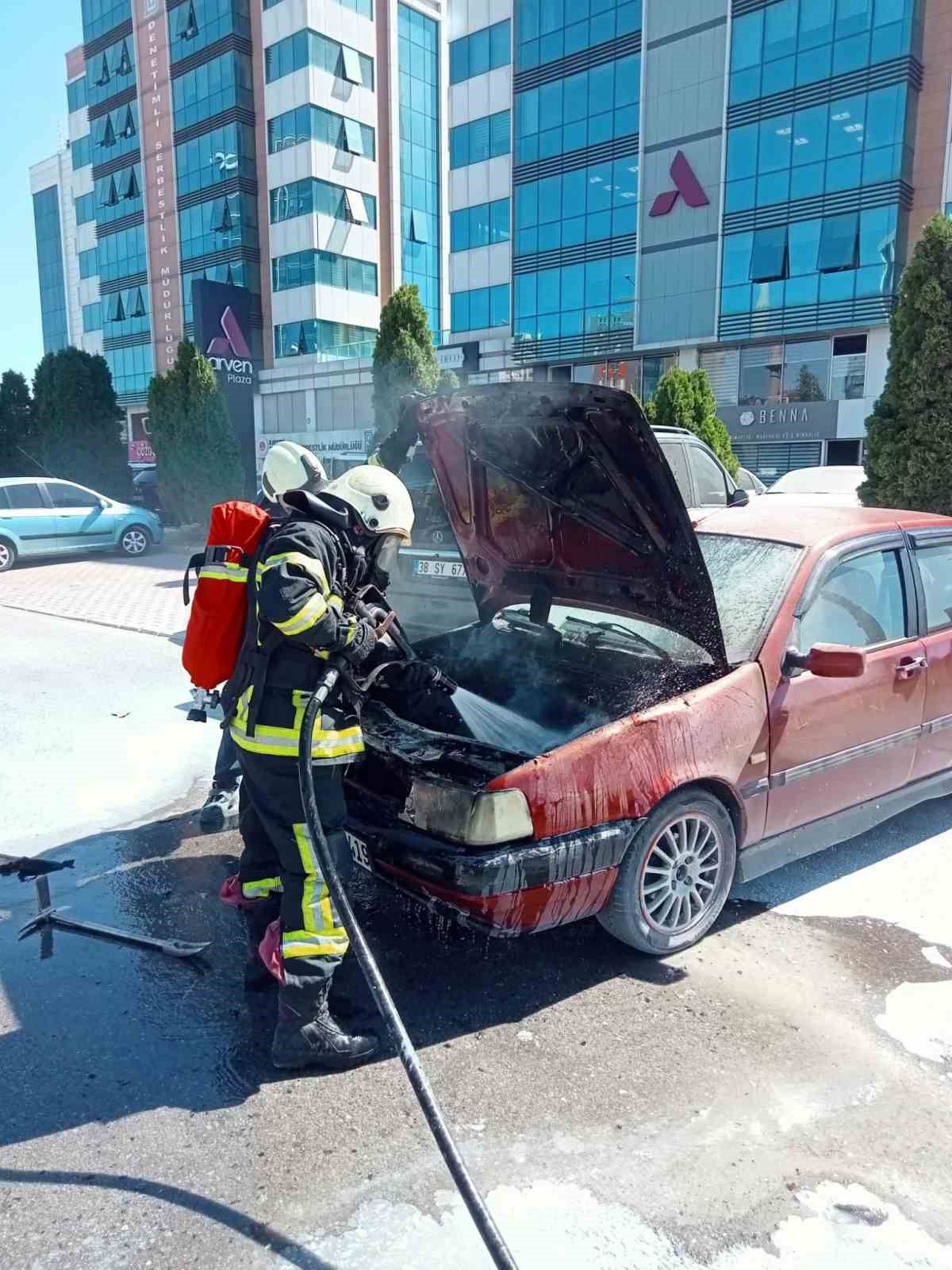 Park halindeki otomobilde çıkan yangını itfaiye söndürdü