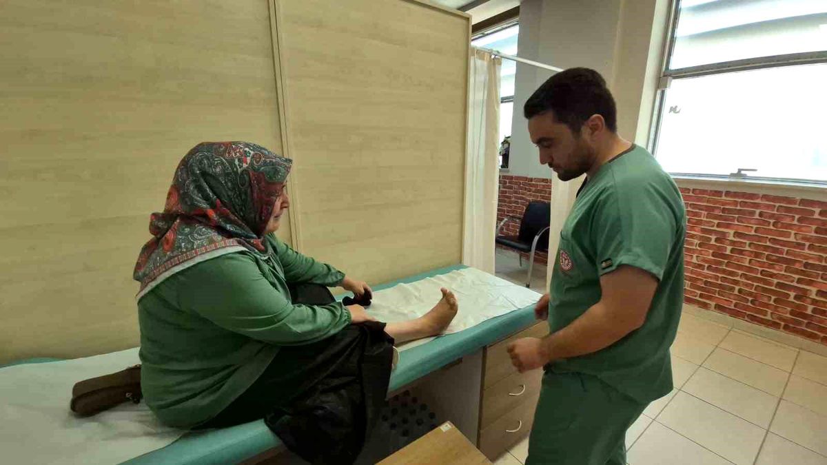 İlk ayakkabısını 51 yaşında giyebildi