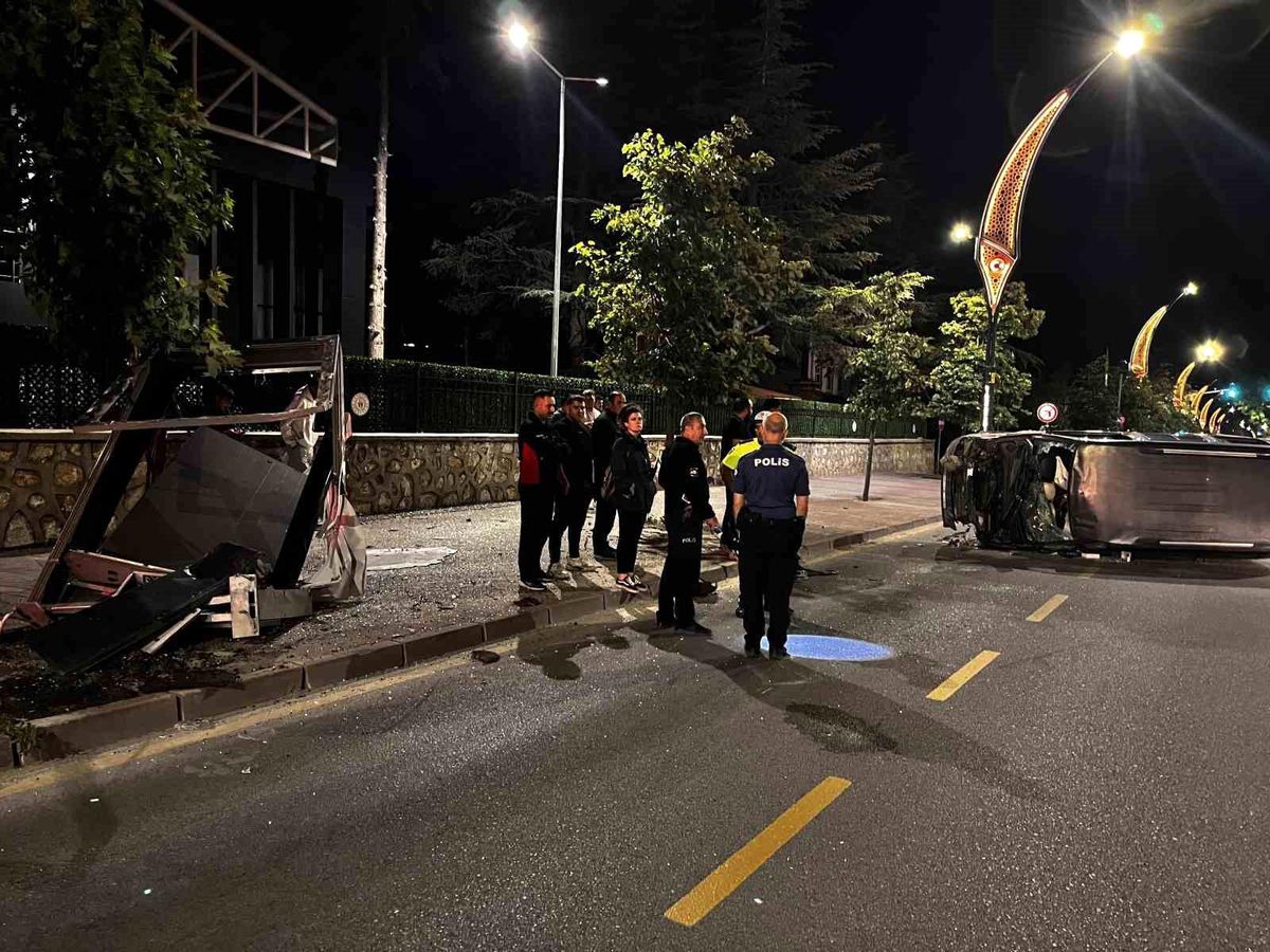 Niğde'de kontrolden çıkan araç devrildi: 2 yaralı