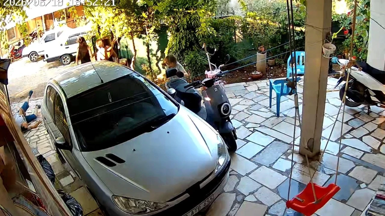 Bahçe kapısı cinayeti! Vahşetin görüntüleri ortaya çıktı: Çocuklar çığlık atarak kaçtı