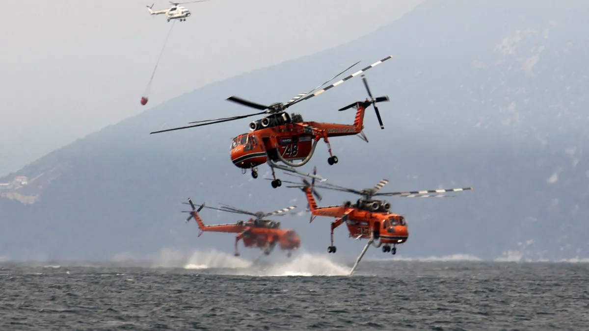 Yunanistan’da korkutan kaza: Yangın söndürme helikopteri göle çakıldı