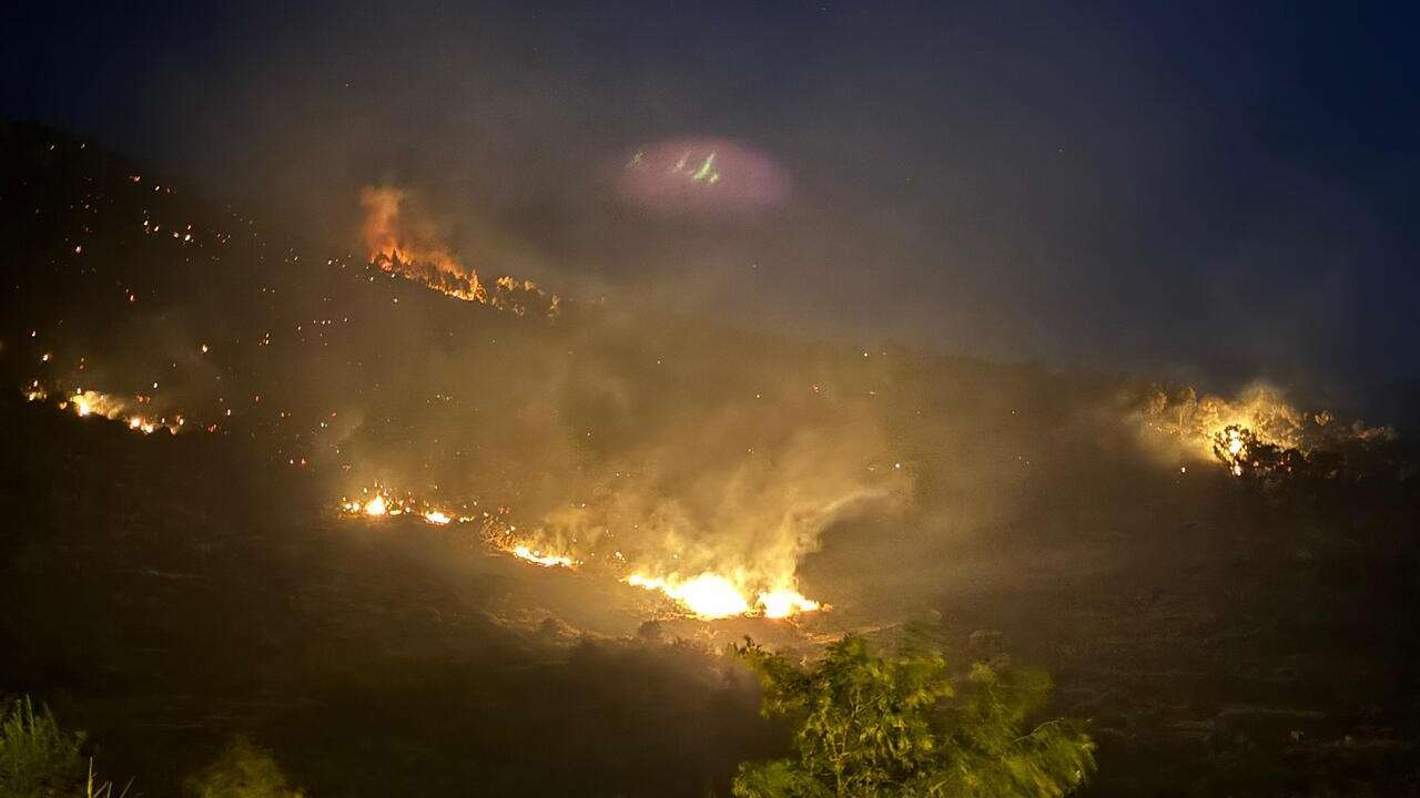 İzmir'de yerleşim yerlerine yakın otluk alanda korkutan yangın