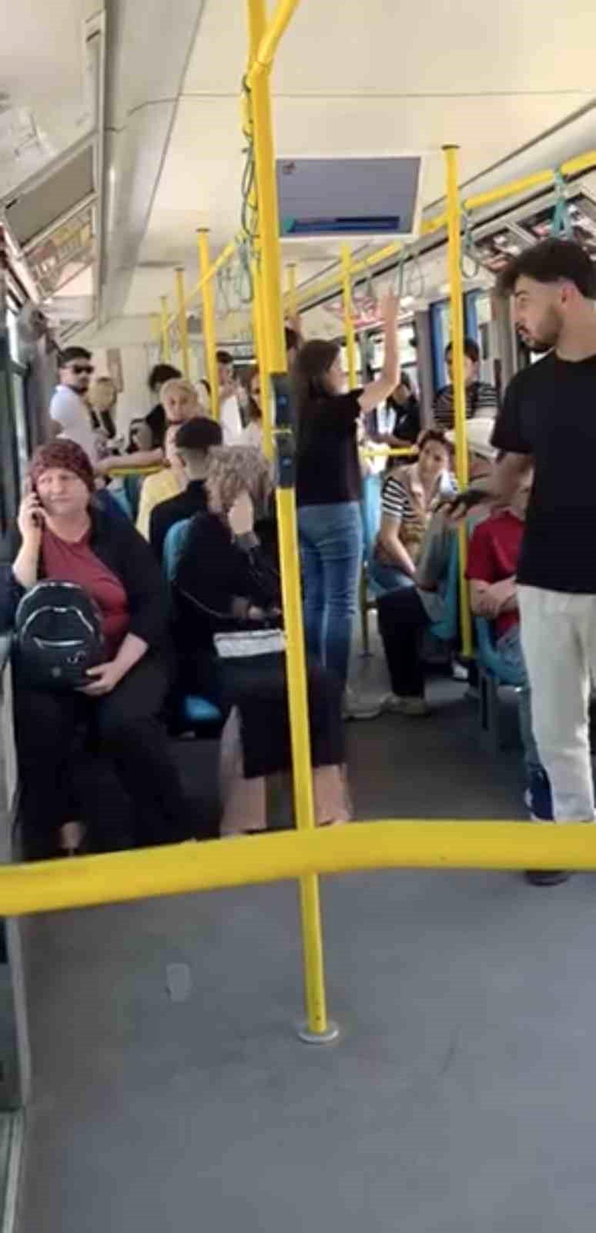 Metro'da yüksek sesle konuşma tartışması