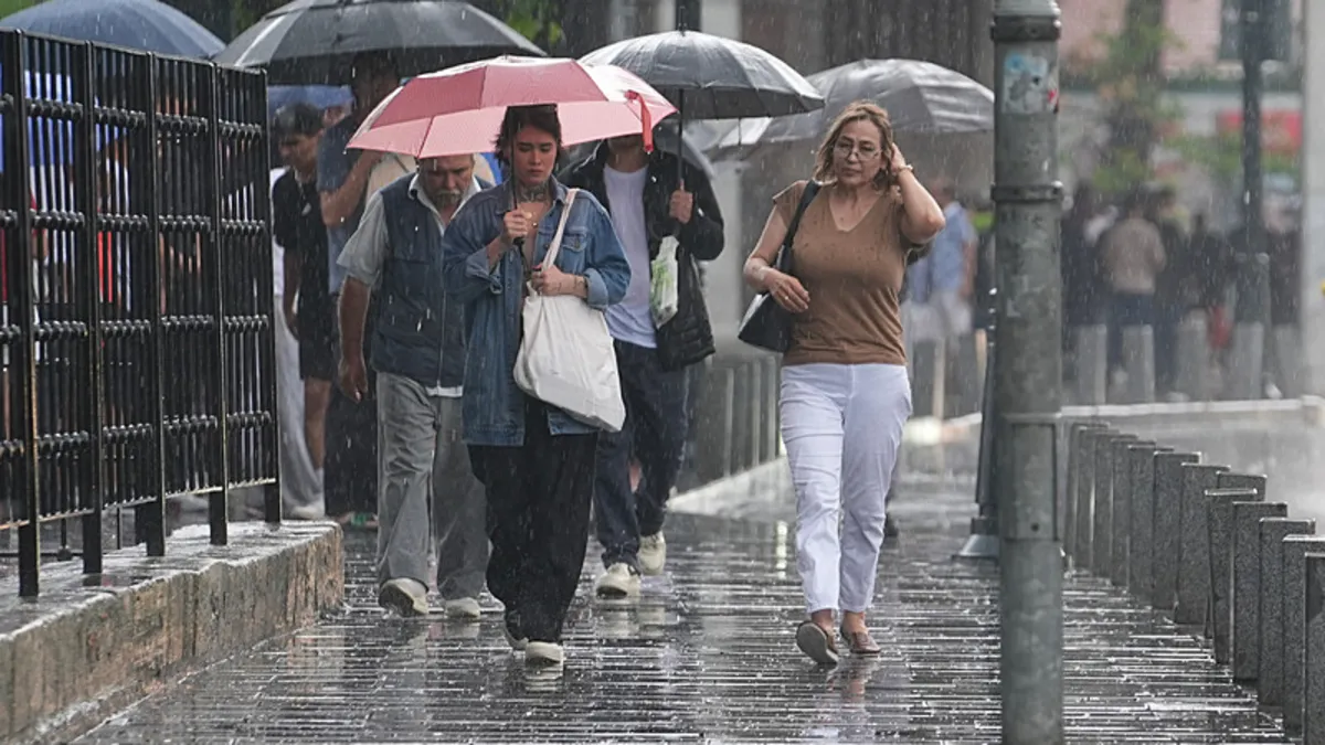 SON DAKİKA… Meteoroloji alarm vermişti! İstanbul ile Ankara’da sağanak bir anda bastırdı: Cadde ve sokaklar göle döndü!