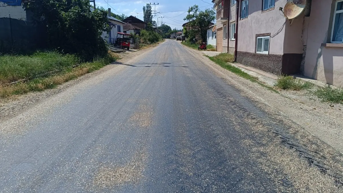 Sıcaktan asfalt eridi