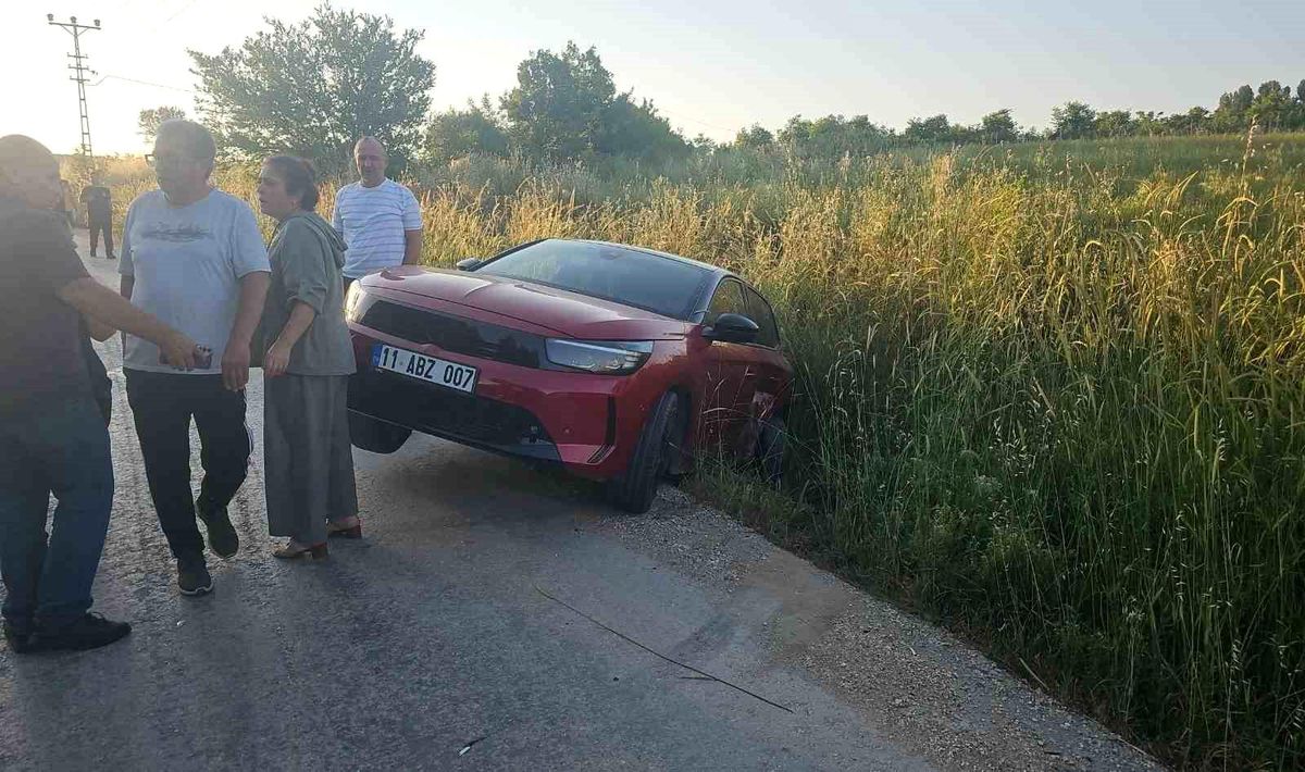 Bilecik'te 2 otomobil çarpıştı: 3 yaralı