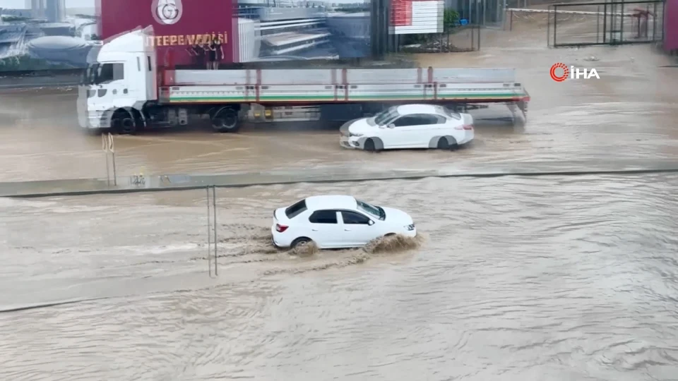 Sarıyer'de Ana Su Hattı Patladı: Cadde Sular Altında