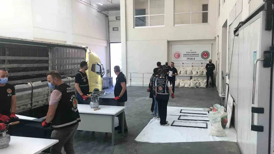 Sınır kapısında tarihi operasyon: Bir buçuk ton zehir Avrupa'ya kaçarken suçüstü yakalandı!