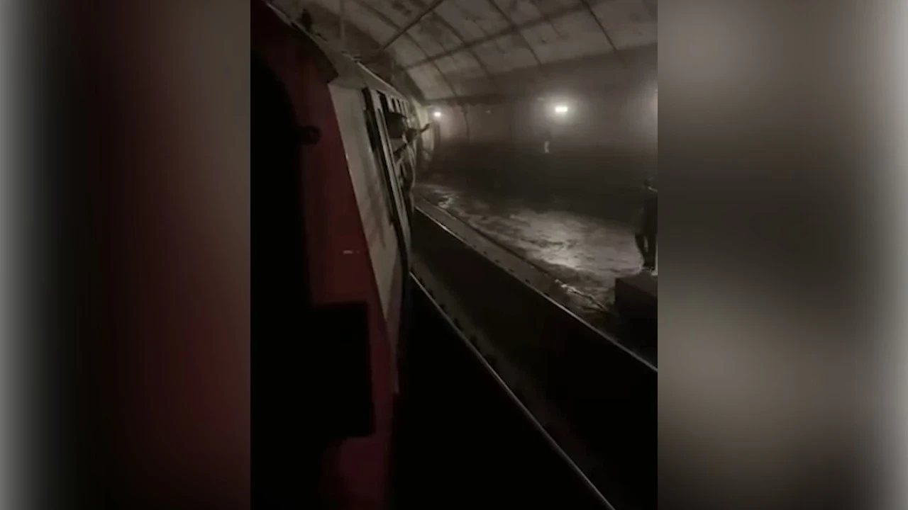 İstanbul'da metro raydan çıktı: Yaralılar var