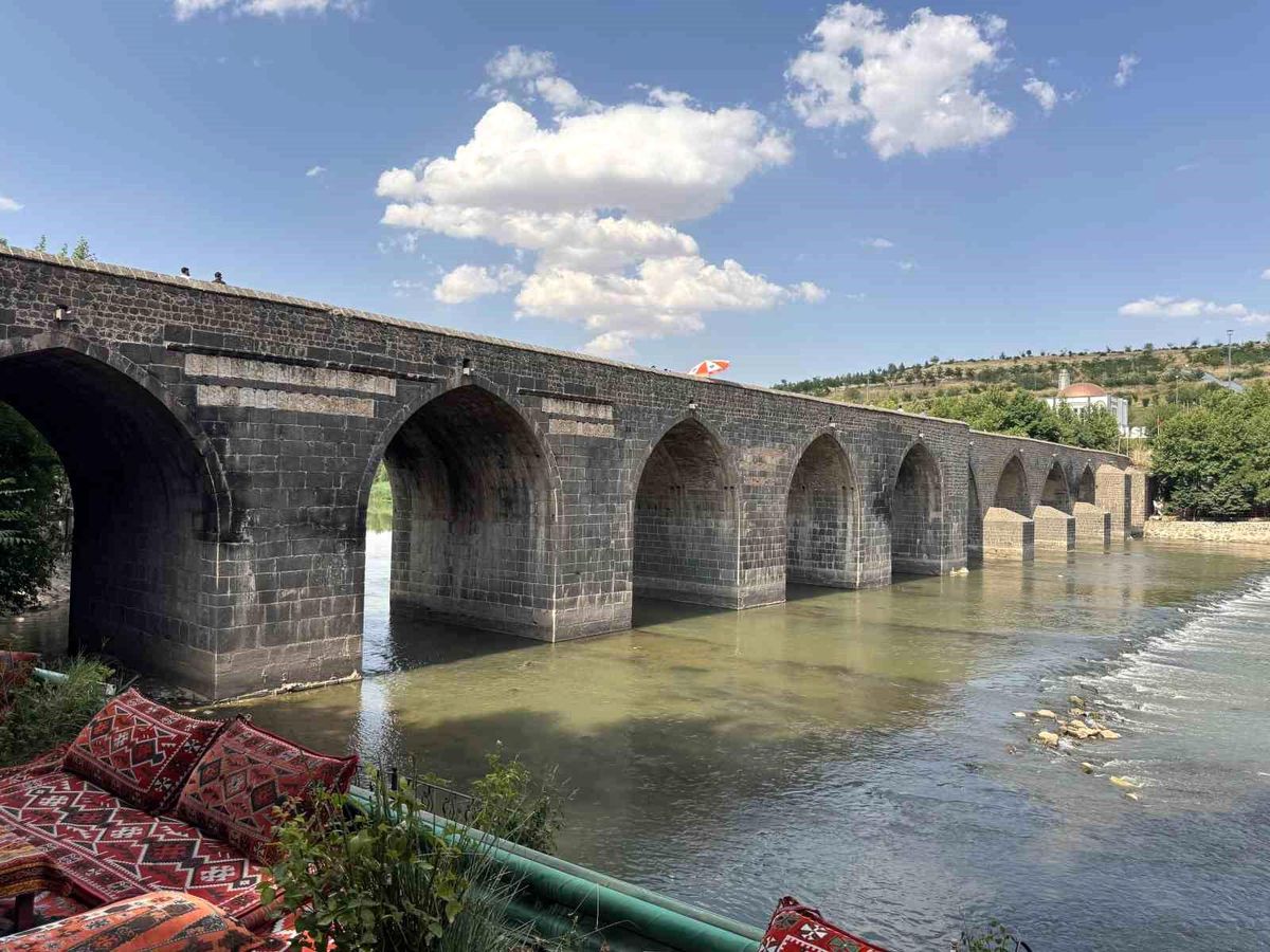 Diyarbakır'da sıcaklığın 40 dereceyi bulmasıyla tarihi mekanlar boş kaldı