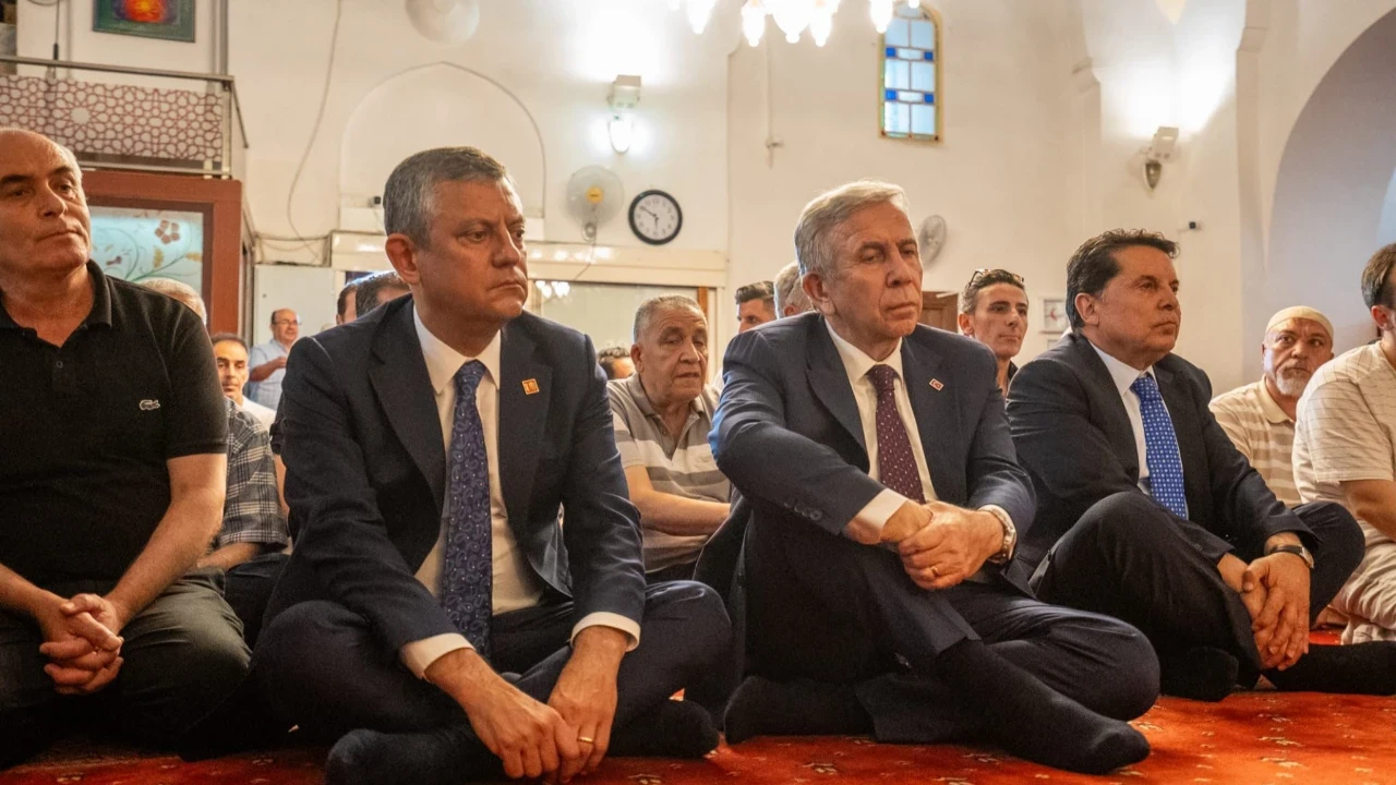 Özgür Özel ve Mansur Yavaş, Ferdi Zeyrek için okutulan Mevlid-i Şerife katıldı