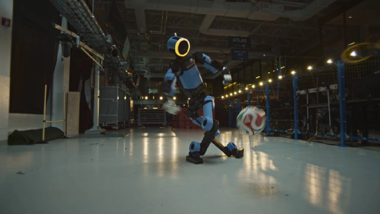 Messi ve Ronaldo'ya dijital rakip: Hyundai’nin futbolcu robotu “Atlas” çalım atmayı öğrendi bile!