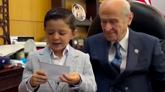 Devlet Bahçeli ile minik ülkücünün muhabbeti izleyenleri gülümsetti