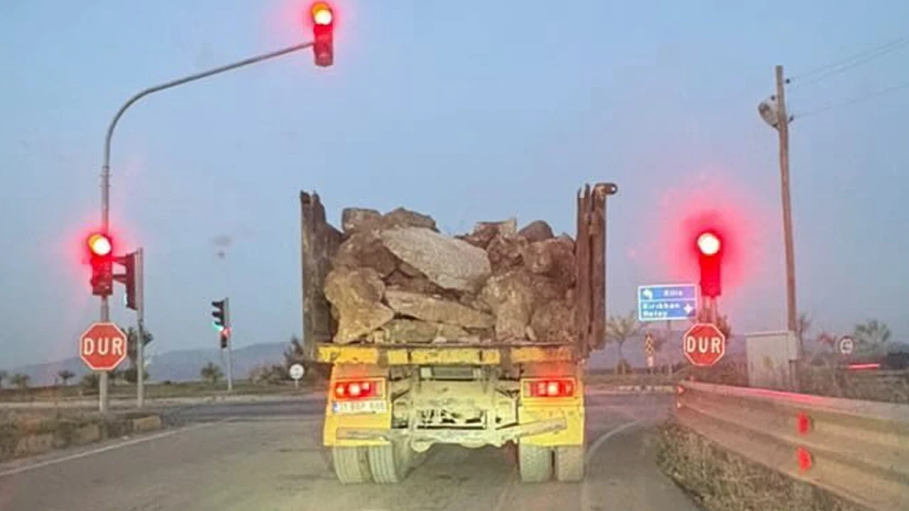 Hassa çevre yolunda trafik güvenliğini hiçe sayan görüntü