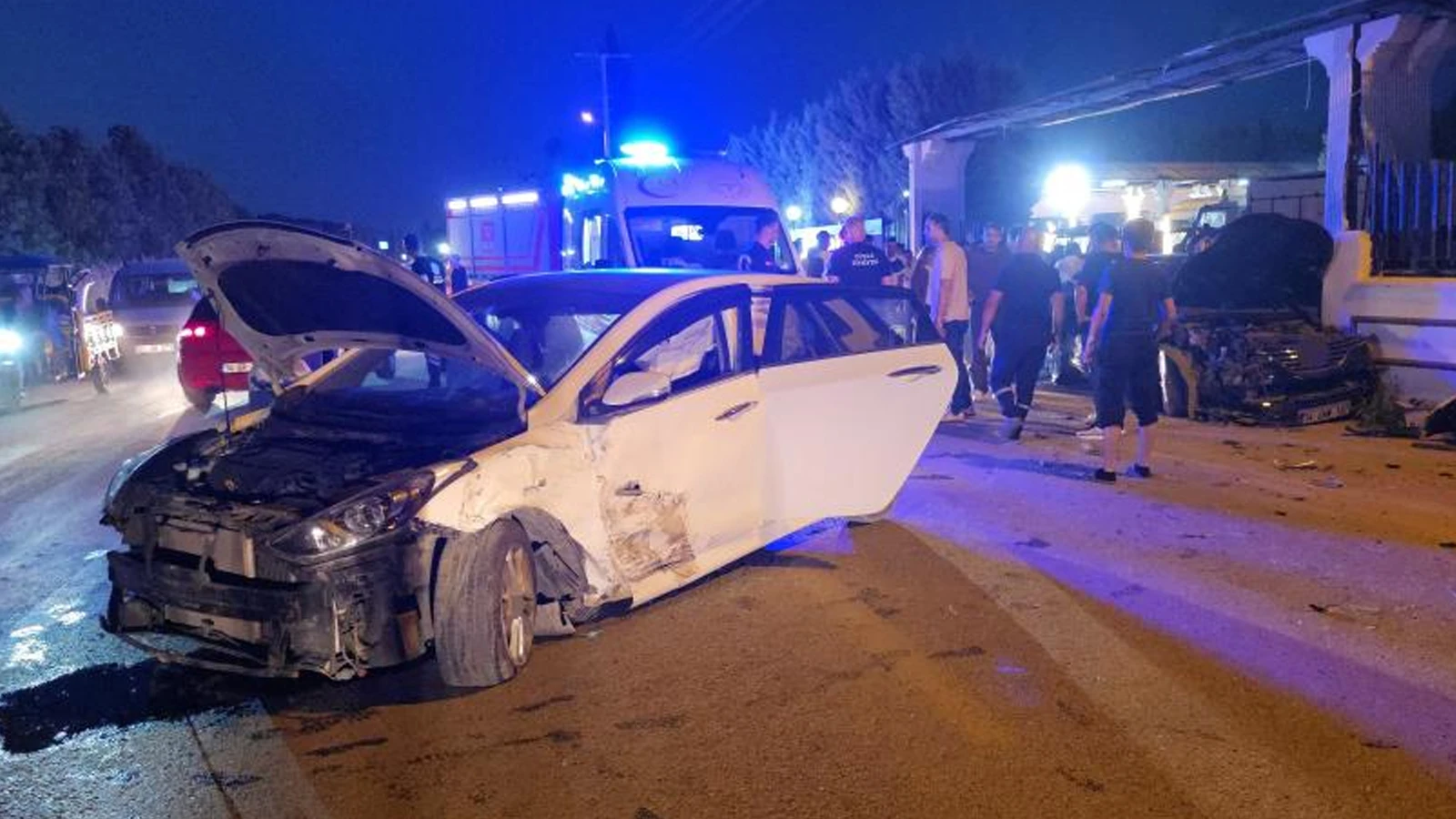 Düğün salonu önünde kaza: Çok sayıda yaralı var