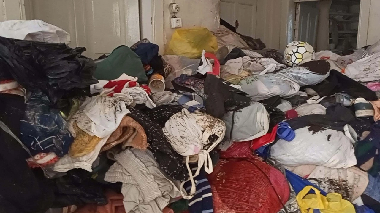 Daha önce 6 kez temizlenmişti! O evden 6 saatte 6 kamyon çöp daha çıktı