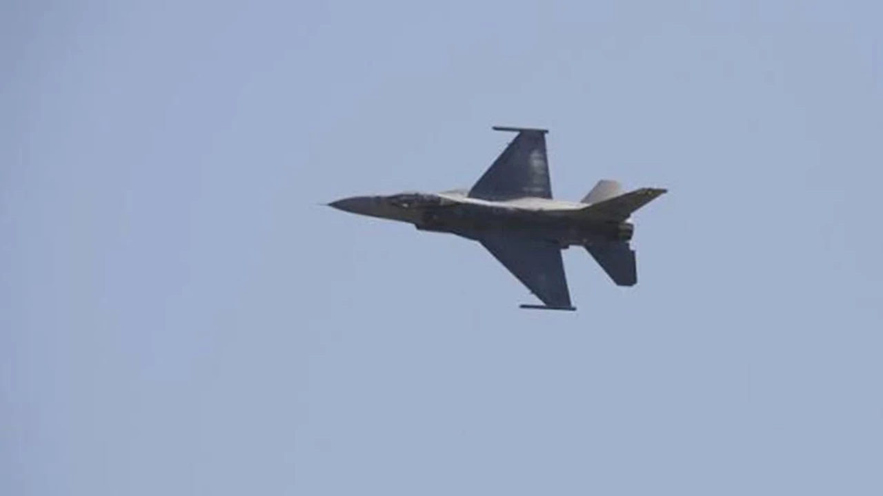 Yunanistan'ın F-16 savaş uçağı alev aldı
