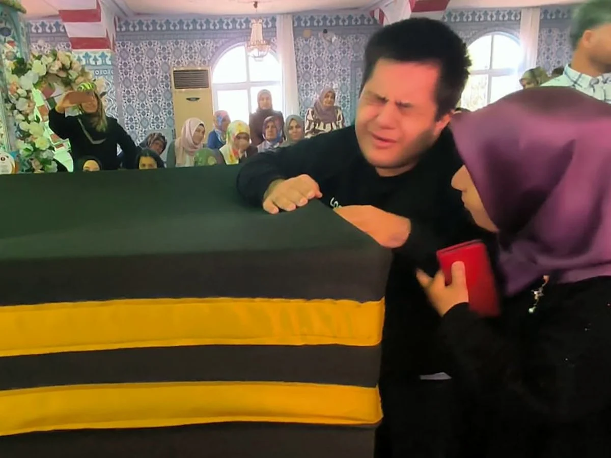 Mersin'de Kabe'nin maketine sarılan engelli genç gözyaşı döktü