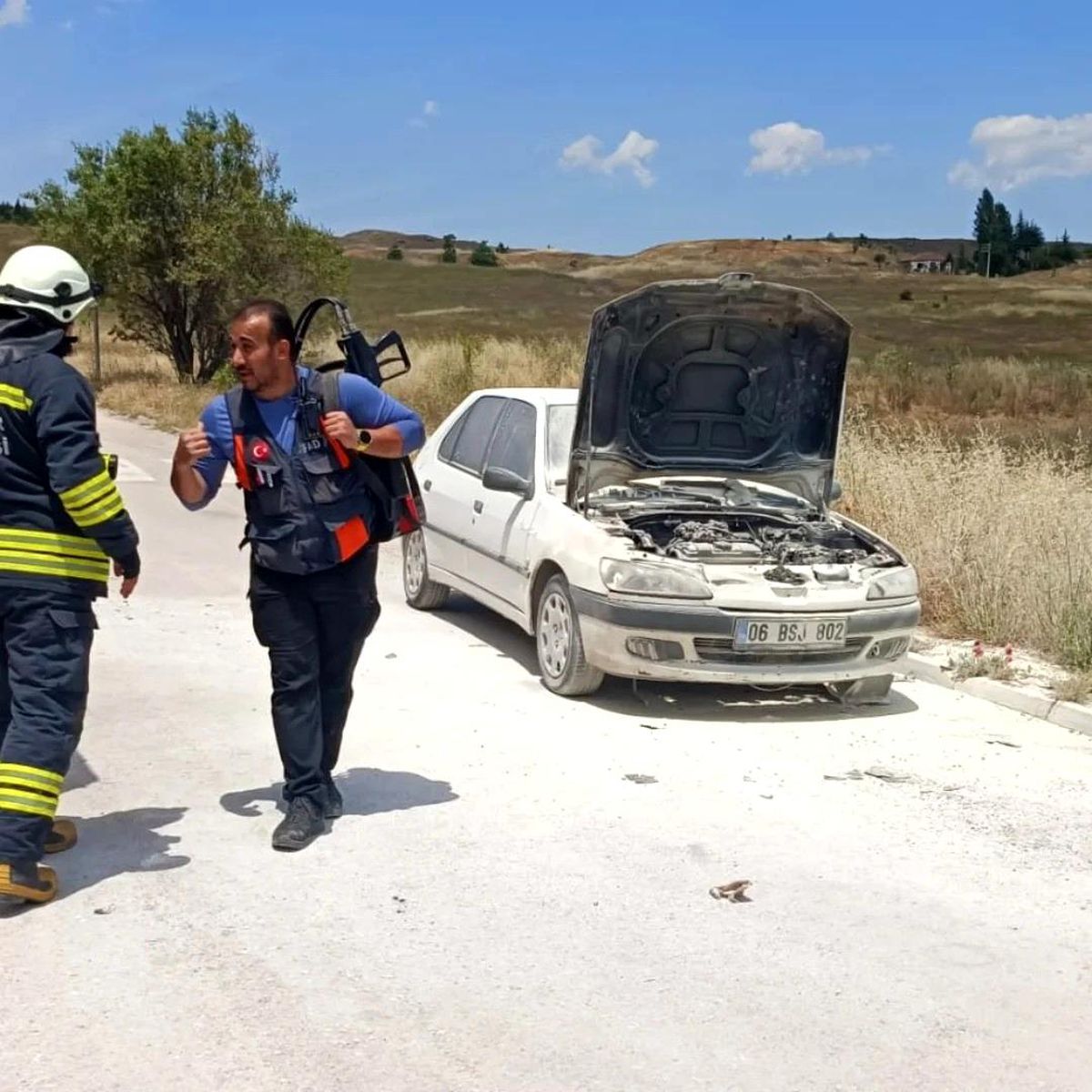 Okul önünde alev alan araca AFAD ekiplerinden hızlı müdahale