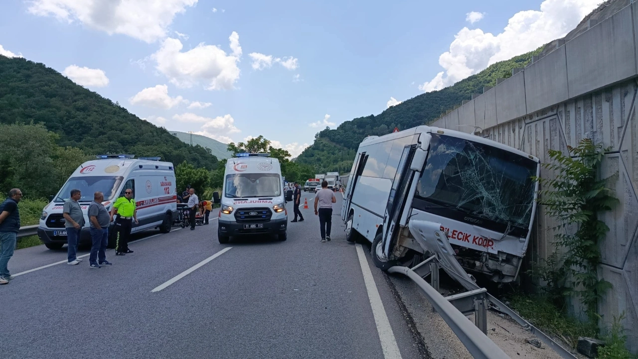 Bilecik'te midibüs tıra arkadan çarptı: 12 yolcu yaralandı