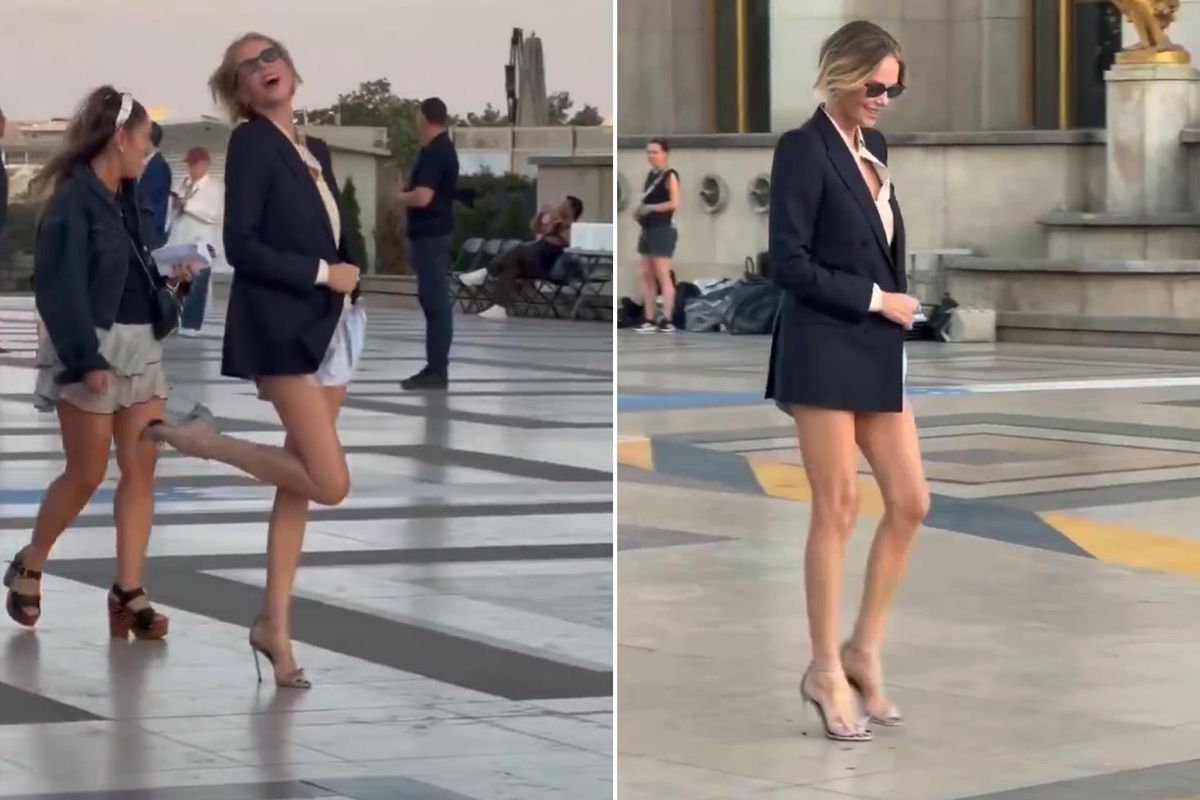 Paris'te Charlize Theron rüzgarı! Süper mini şortuyla yıllara meydan okudu
