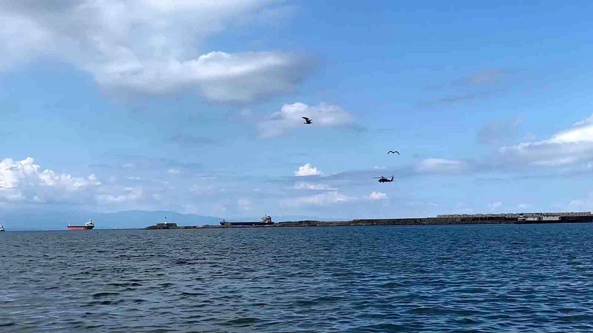 Savaş helikopterlerinin eğitim uçuşu Ereğli'de heyecan yaşattı