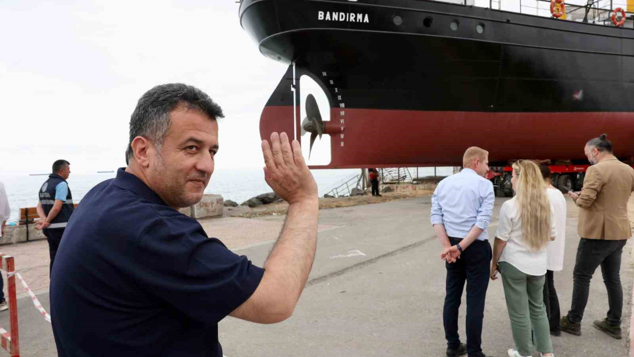 Samsun'da tarihi an: Bandırma Vapuru yeni yerine naklediliyor