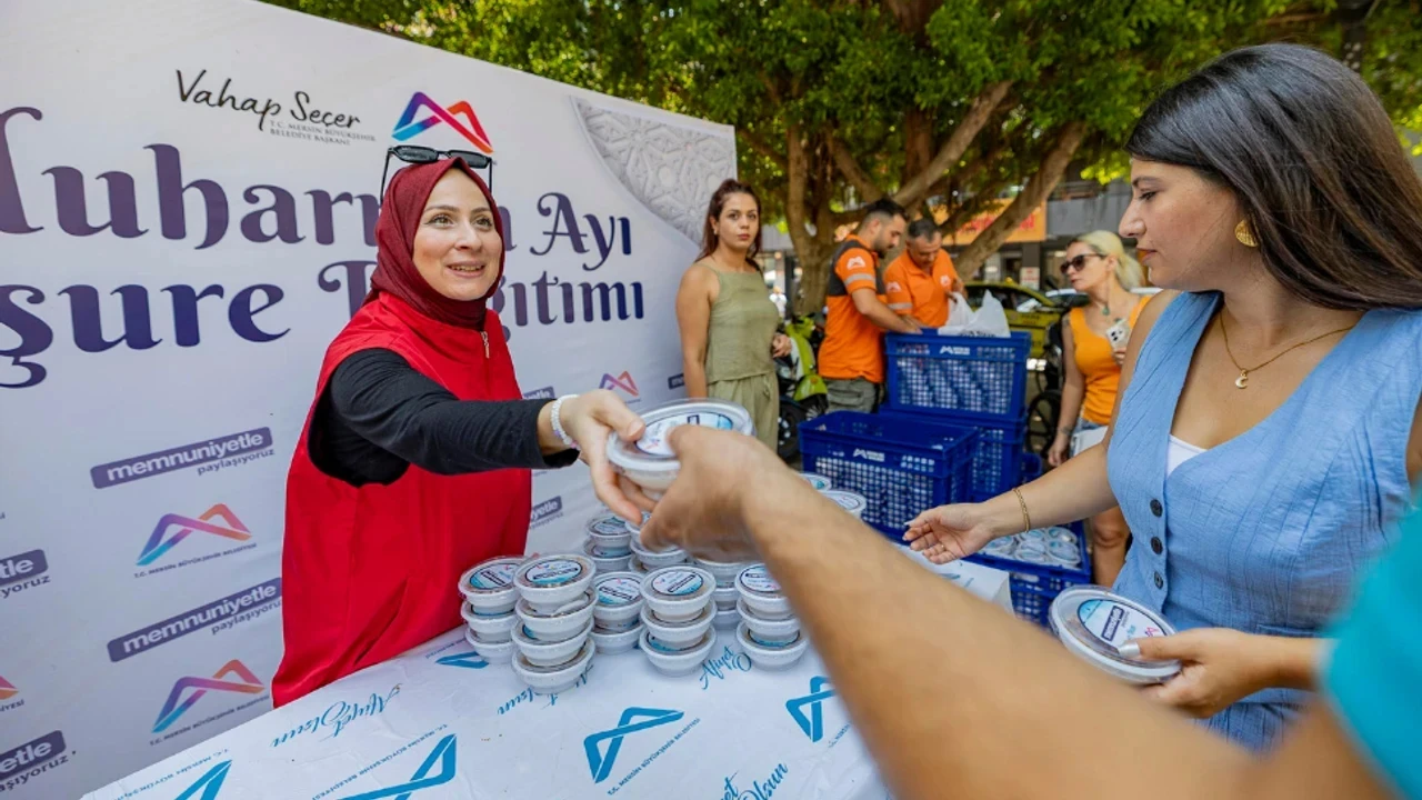 Mersin’de 13 ilçede eş zamanlı aşure dağıtıldı