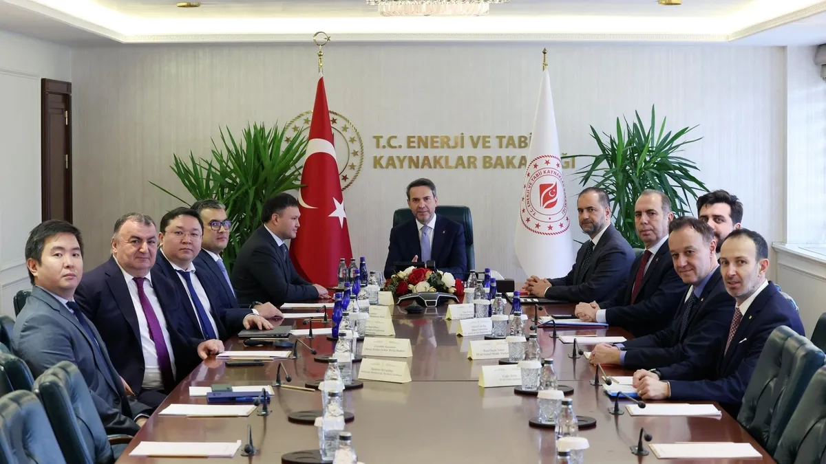 Bakan Bayraktar, Azerbaycanlı mevkidaşı Şahbazov ile görüştü