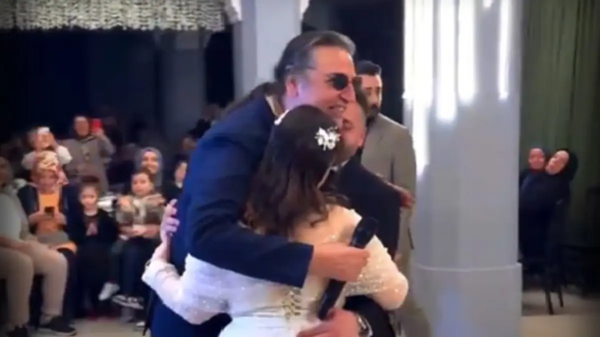Çelik'ten örnek davranış! 'Kimsemiz yok' diyen çiftin düğününde takı takıp şarkı söyledi