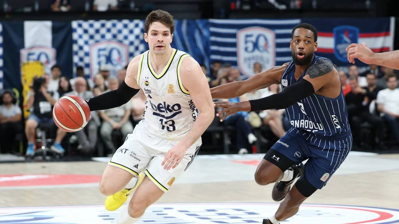 Anadolu Efes, Fenerbahçe'yi yenip seriyi uzattı: Hakem performansı tartışma yarattı