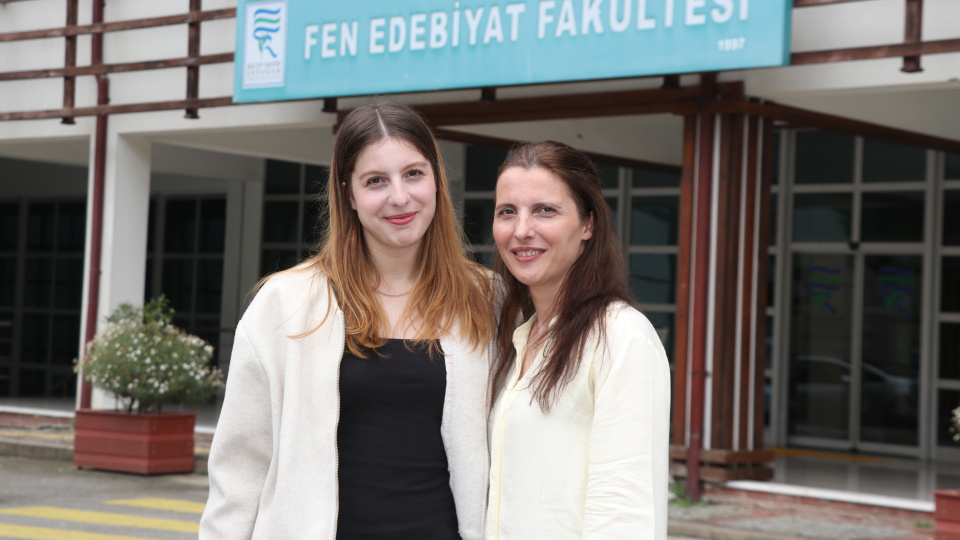 3. üniversite diplomasını birincilikle alan kadın kızına örnek oldu
