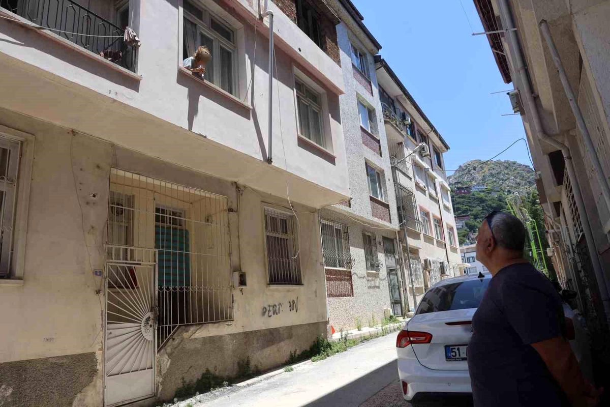 Alzaymır hastası yaşlı kadının "Allah'ım beni kurtarın, korkuyorum ve kimsem yok" bağrışları mahallenin vicdanını sızlat..