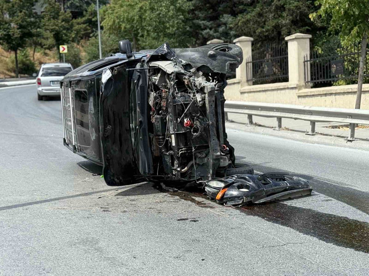 Beyoğlu'nda Lüks Cip Takla Attı: Sürücü Yaralandı