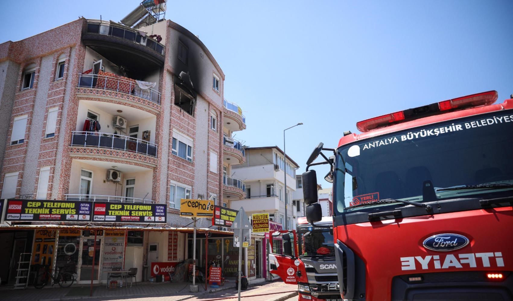 Kepez’de apartman yangını: 5 kişi hastaneye kaldırıldı