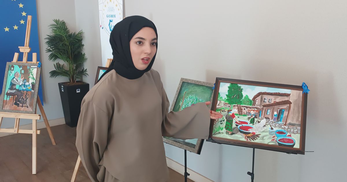 İşitme engelli Emine'den 44 eserlik resim sergisi