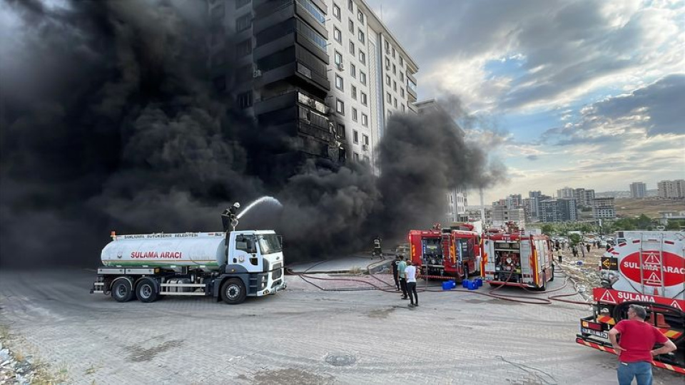 Şanlıurfa’da inşaat malzemeleri satılan iş yerinde yangın: 6 kişi yaralandı