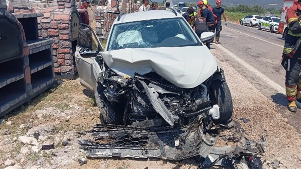 Erdek’te feci kaza! 2 otomobil kafa kafaya çarpıştı: 1 ölü, 2 yaralı