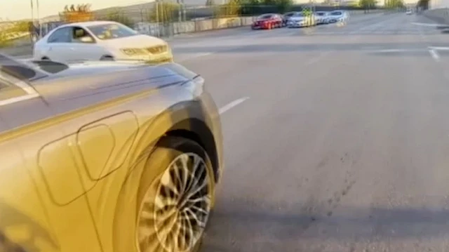 Ümraniye'de iki aracın kavşakta çarpıştığı kaza kamerada