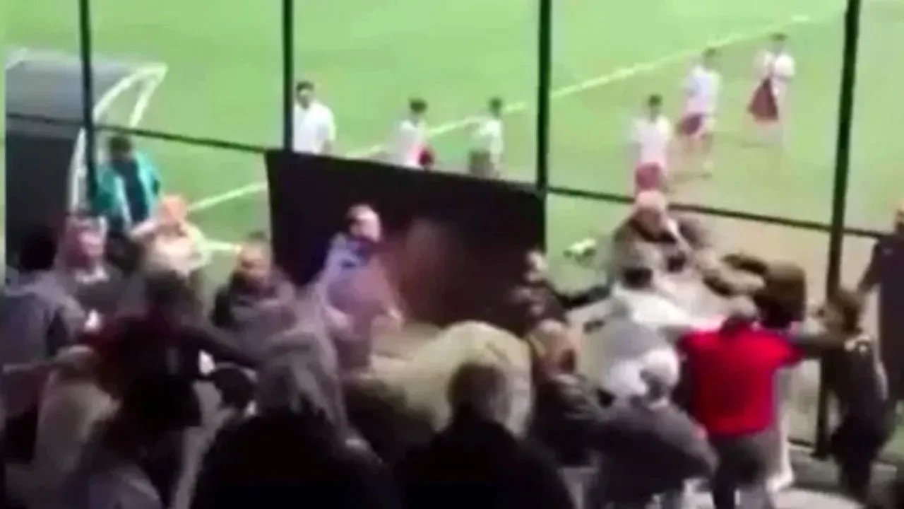 Çocuklar maç yaptı, veliler yumruk yumruğa kavga etti